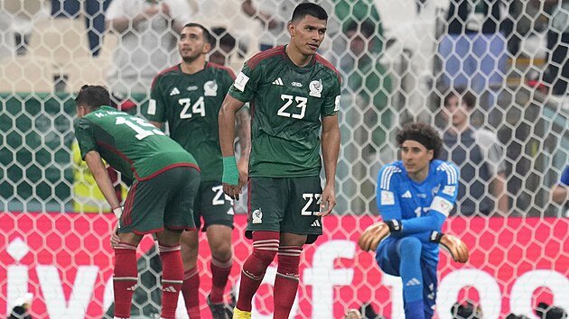 Zklamaní fotbalisté Mexika po gólu Saudské Arábie, který jim vzal poslední... Zklamaní fotbalisté Mexika po gólu Saudské Arábie, který jim vzal poslední...