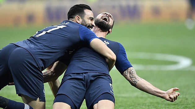BEZPROSTEDN EUFORIE. Francouzi Adil Rami (vlevo) a Olivier Giroud (vpravo) po vtzstv ve finle fotbalovho mistrovstv svta.
