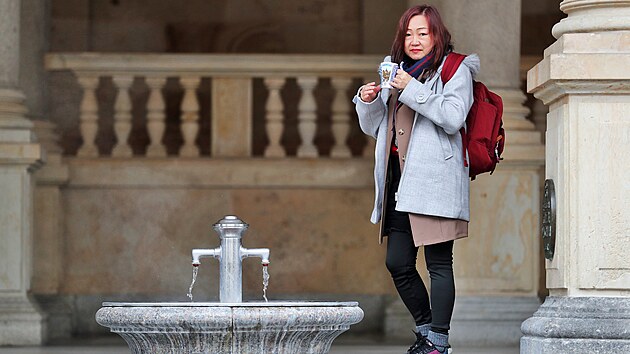 Pitná kúra na Mlýnské kolonádě. Návštěvnost Karlových Varů se už dostala na úroveň roku 2019. Hostů je sice více, ale tráví ve městě méně času. (28. 11. 2022)