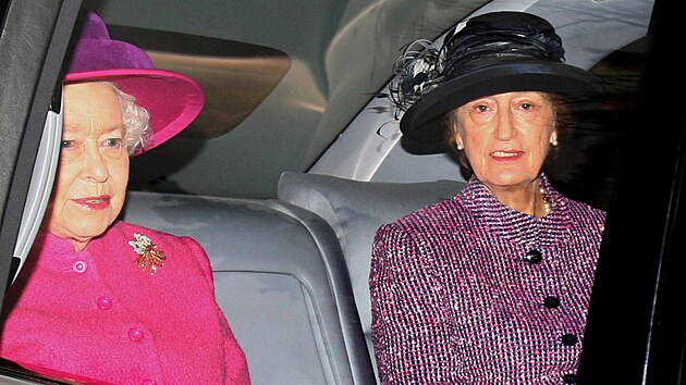 Krlovna Albta II. a dvorn dma Susan Hussey (Sandringham, 23. ledna 2011)