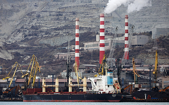 Nakládka uhlí v ruském pístavu Novorosijsk (5. bezna 2022)