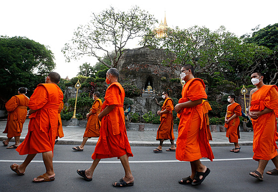 Thajtí buddhistití mnii v prvodu k chrámu Golden Mount v Bangkoku. (1....