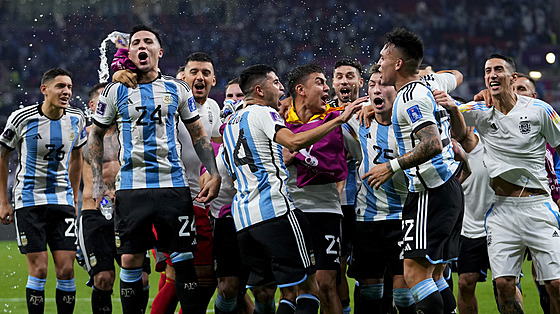 Fotbalisté Argentiny se radují z výhry nad Austrálií a postupu do tvrtfinále...