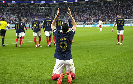 Fotbalisté Francie se radují z gólu Oliviera Girouda v osmifinále proti Polsku.