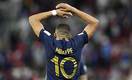 Francouzský útoník Kylian Mbappé se raduje ze svého druhého gólu v osmifinále...