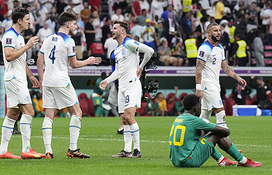 Fotbalisté Anglie oslavují po výhe nad Senegalem postup do tvrtfinále...