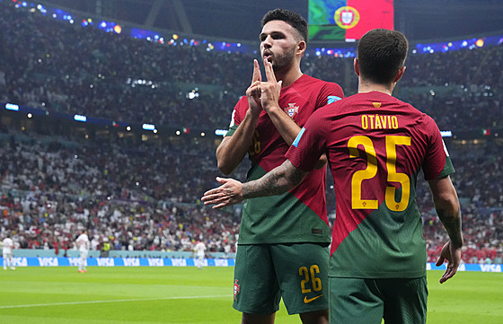 Portugalský útoník Goncalo Ramos (vlevo) oslavuje svj gól v osmifinále...