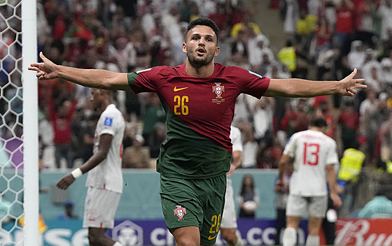 Portugalský útoník Goncalo Ramos se raduje ze svého tetího gólu v osmifinále...