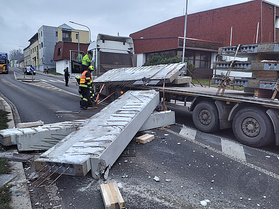 patn upevnné betonové panely se z návsu vysypaly na silnici I/43. (9....