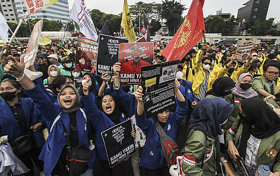 Stovky student poádaly demonstraci ped budovou indonéského parlamentu ji v...
