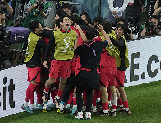 Korejtí fotbalisté slaví výhru proti Portugalsku na mistrovství svta 2022.