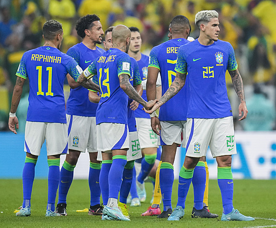 Braziltí fotbalisté slaví postup do osmifinále mistrovství svta 2022.
