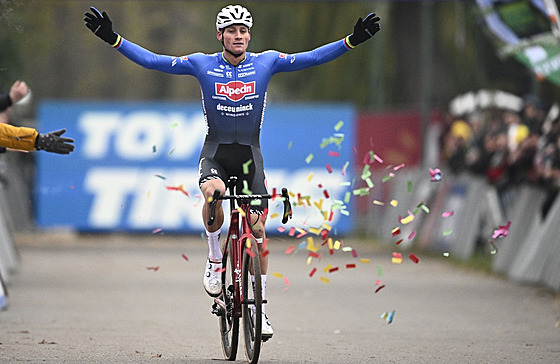 Nizozemský cyklista Mathieu Van Der Poel projídí vítzn cílem cyklokrosu v...
