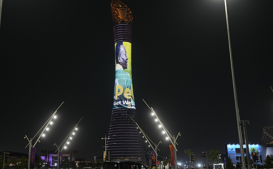 Pelé na obrazovce na Torch tower poblí Chalífova mezinárodního stadionu v...