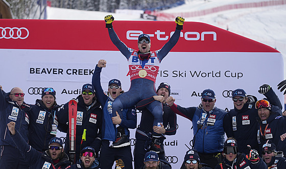 Nor Aleksander Aamodt Kilde a jeho tým slaví triumf v superobím slalomu v...