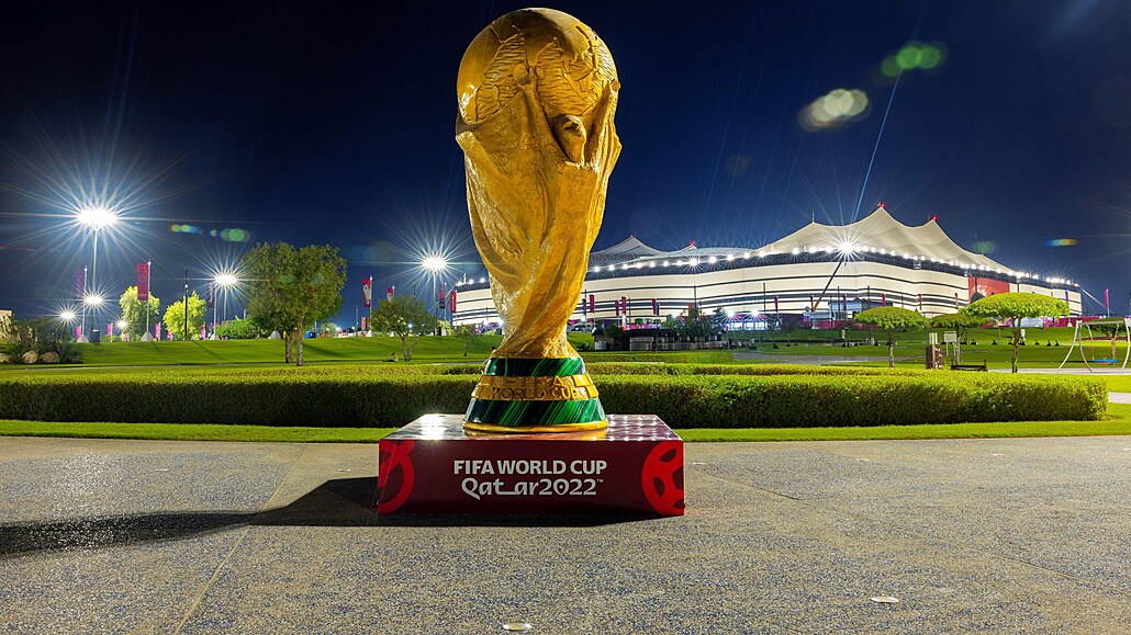 V boji o pozlacenou trofej pro fotbalové mistry svta zstává v Kataru osm tým.