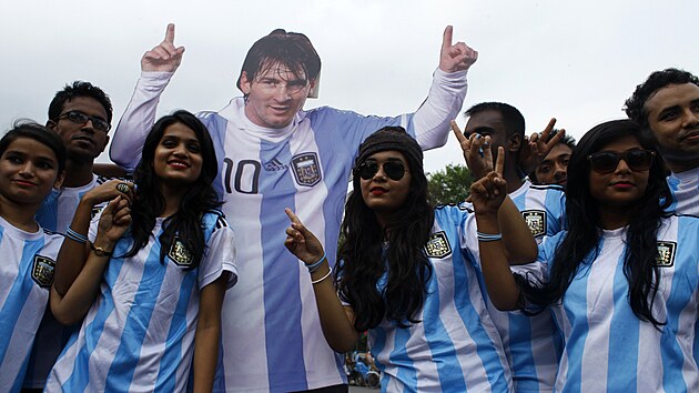 ZA VŠÍM HLEDEJ MESSIHO. Tisíce fanoušků v Bangladéši uhranula argentinská... ZA VŠÍM HLEDEJ MESSIHO. Tisíce fanoušků v Bangladéši uhranula argentinská...