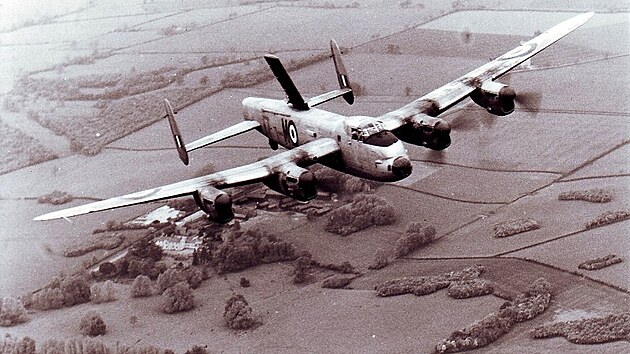Avro Lancaster, sriovho sla PA474, v podob ltajc laboratoe pro testovn kdla s laminrnm profilem, kter mu stoj na hbet.