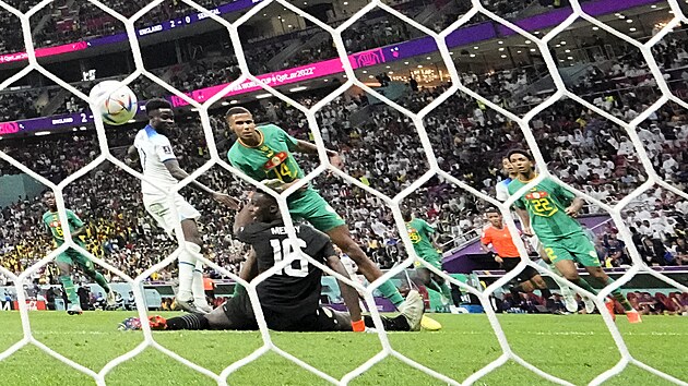 Anglický křídelník Bukayo Saka (vlevo) překonává Edouarda Mendyho v bráně... Anglický křídelník Bukayo Saka (vlevo) překonává Edouarda Mendyho v bráně...