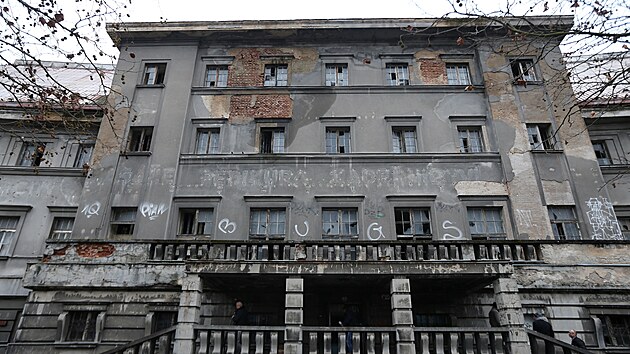 Budova lázní na Denisově nábřeží u řeky Radbuzy v centru Plzně chátrá tři desetiletí. Má vymlácená okna, zatéká do ní, opadává omítka. (5. prosince 2022)