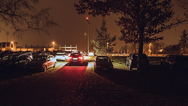 Zaparkovaná auta v Tyršových sadech v Pardubicích