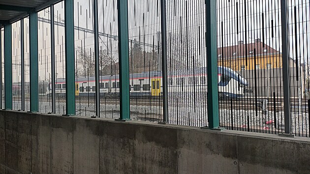 Nov vlakov zastvka Pardubice-centrum m vzniknout u rychlodrhy v blzkosti ulic Sladkovskho a Rokycanova. Ob ulice propojuje podchod.