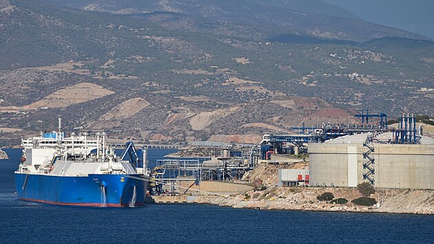 Ruský tanker s LNG kotví u eckých beh nedaleko Atén. (4. íjna 2022)