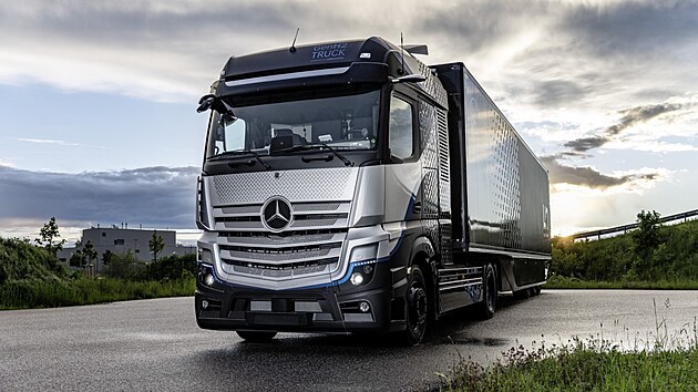 Daimler Truck testuje prototyp tahače Mercedes-Benz GenH2Truck s palivovými články. Zahájení sériové výroby je plánováno na konec dekády.
