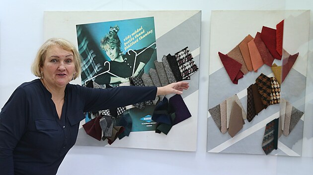 Kurátorka výstavy Lubica Mezerová ukazuje textilní exponáty, které se podařilo po požáru zachránit. (30. listopadu 2022)