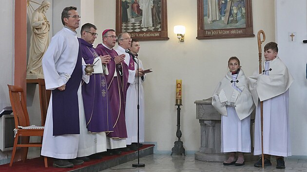 Po skončení kajícího obřadu, který znesvěcený kostel očistil, pokračovala nedělní mše klasickým způsobem. Trvala zhruba hodinu. (4. prosince 2022)
