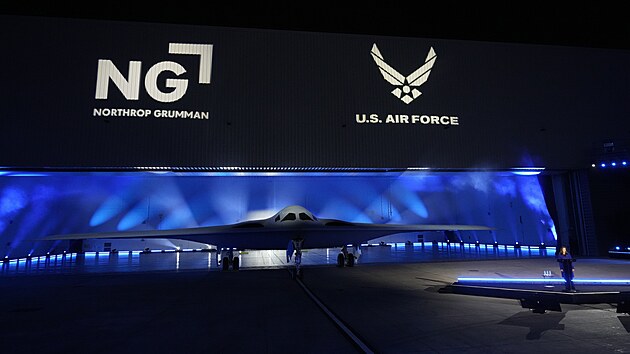 Armáda Spojených států a zbrojovka Northrop Grumman představily první nový americký bombardér za více než tři desetiletí – letoun B-21 Raider. (2. prosince 2022)