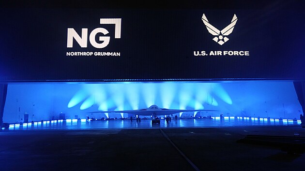 Armáda Spojených států a zbrojovka Northrop Grumman představily první nový americký bombardér za více než tři desetiletí – letoun B-21 Raider. (2. prosince 2022)