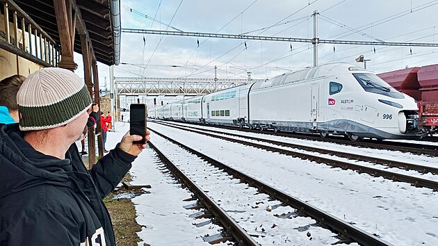 Destky lid ve stedu dopoledne na eskobudjovickm ndra sledovaly speciln vlakovou soupravu. Ta z Rakouska vezla do Velimi nov typ francouzskho rychlovlaku TGV. V esk republice se bude TGV testovat.