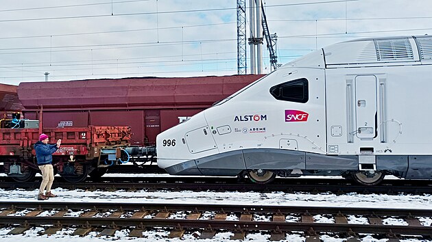 Destky lid ve stedu dopoledne na eskobudjovickm ndra sledovaly speciln vlakovou soupravu. Ta z Rakouska vezla do Velimi nov typ francouzskho rychlovlaku TGV. V esk republice se bude TGV testovat.
