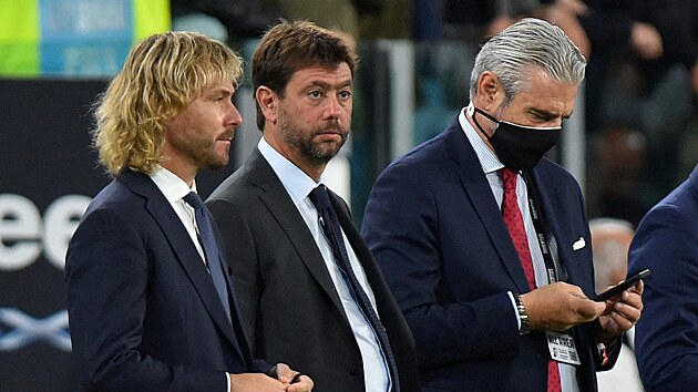 Pavel Nedvěd (vlevo) a Andrea Agnelli (druhý zleva) při sledování zápasu... Pavel Nedvěd (vlevo) a Andrea Agnelli (druhý zleva) při sledování zápasu...
