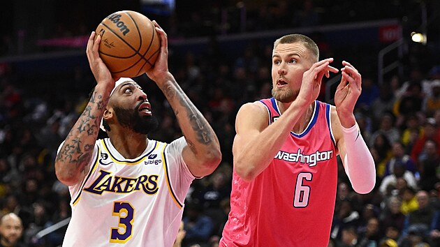 Anthony Davis (3) z Los Angeles Lakers to v zpase s Washington Wizards, zastavit se ho sna Kristaps Porzingis (6).