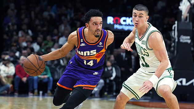 Landry Shamet (14) z Phoenix Suns to v zpase s Boston Celtics, brn ho Payton Pritchard.