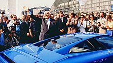 Romano Artioli pi premiée Bugatti EB110 v Paíi v roce 1991