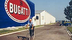 Romano Artioli ped svou továrnou Fabbrica Blu v Campogallianu.