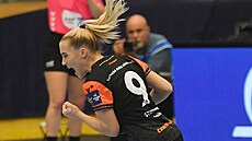 Mostecká házenkáka Adéla Stíková se raduje z gólu.