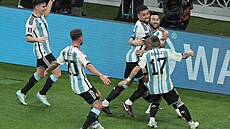 Fotbalisté Argentiny se radují z gólu Lionela Messiho v osmifinále mistrovství...