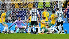Argentinský útoník Lionel Messi (zcela vpravo) stílí gól v osmifinálovém...