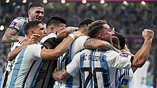 Fotbalisté Argentiny se radují z gólu Lionela Messiho v osmifinále mistrovství...