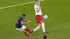 Francouzský útoník Kylian Mbappé stílí svj druhý gól v osmifinále proti...