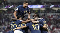 Francouztí fotbalisté se radují z druhého gólu Kyliana Mbappého v osmifinále...
