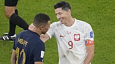 Francouzský útoník Kylian Mbappé (vlevo) se po zápase zdraví se svým polským...