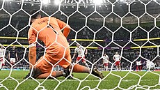 Polský útoník Robert Lewandowski stílí gól francouzskému brankái Hugovi...