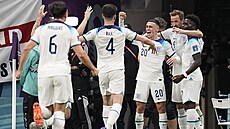 Anglití fotbalisté se radují z gólu Harryho Kanea (druhý zprava) v osmifinále...