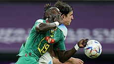Senegalský útoník Famara Diédhiou v souboji s Anglianem Harry Maguirem.