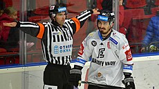 Hlavní rozhodčí Jakub Šindel rozpažuje při gólu Karlových Varů před útočníkem... Hlavní rozhodčí Jakub Šindel rozpažuje při gólu Karlových Varů před útočníkem...